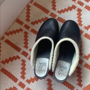 MAGUBA shearling clogs